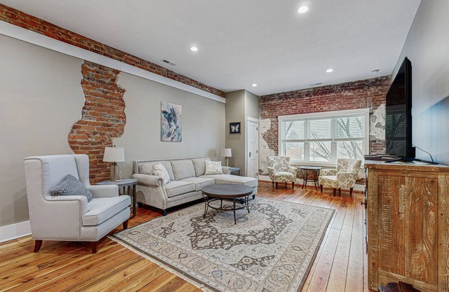 Modern Condo over Main Street with full kitchen, Wifi and Central AC