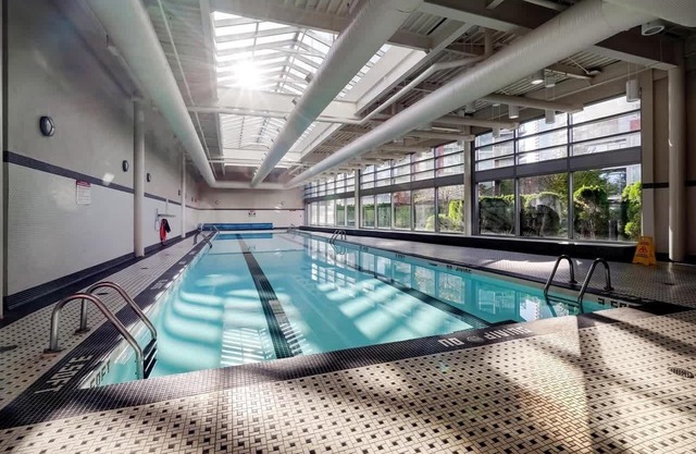 Modern Condo with Pool, Sauna & Jacuzzi in Central Location