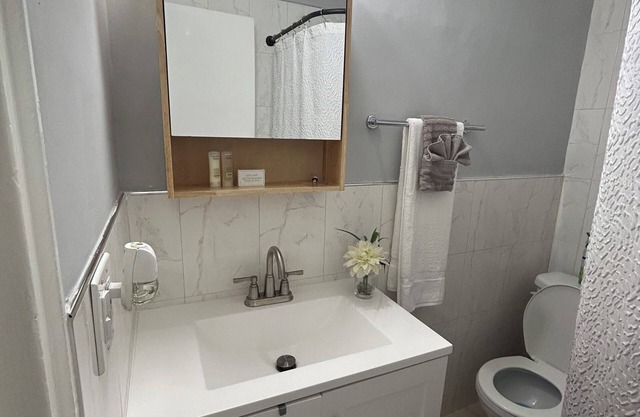 Modern corporate apartment with AC and WiFi in tranquil Coral Gables