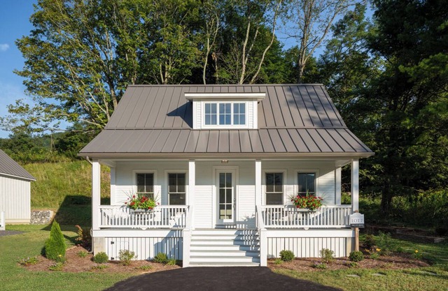 Modern cottage with Mountain Views, WiFi and access to the Old Dairy Complex