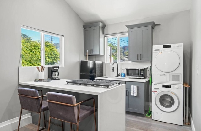 Modern & Cozy Guest House Studio PET Friendly Parking