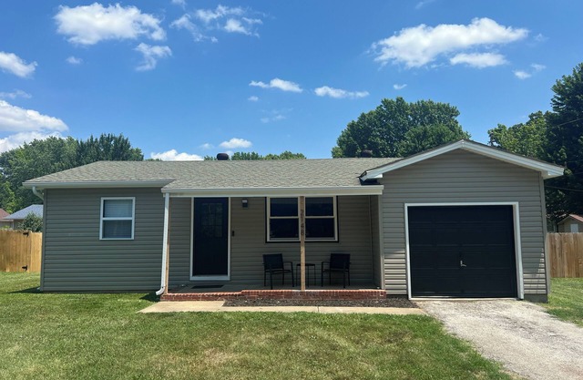 Modern Cozy Pet Friendly Home in South SGF!