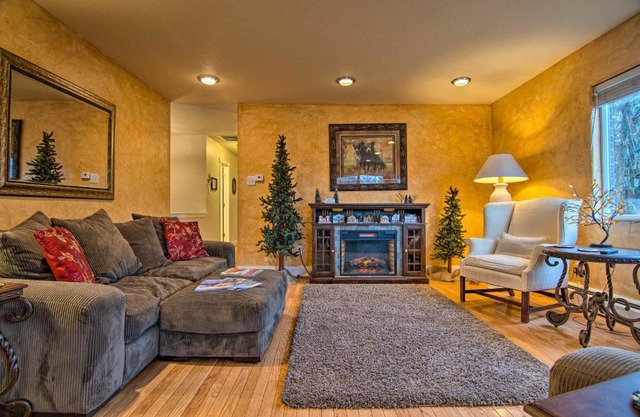 Modern Creekside Home 9 Mi to Downtown Denver