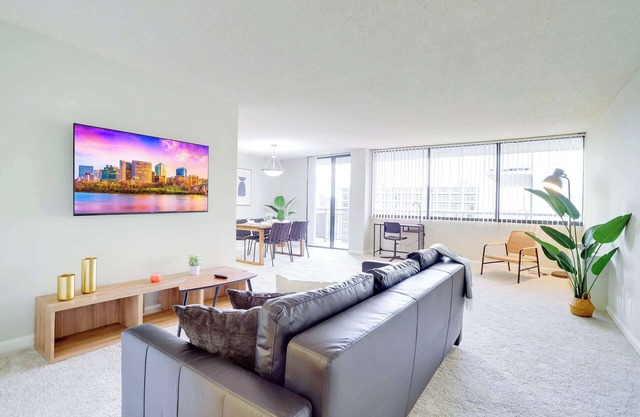 Modern Crystal City Apt & Prime Location!