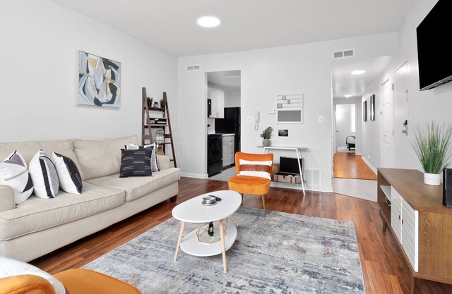 Modern CWE Apt/sleeps6/WashU/ForestPark/Zoo