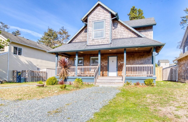 Modern dog-friendly house w/private hot tub, gas fireplace, & free WiFi