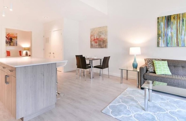 Modern Downtown 1BR | Work Desk+WiFi | near BCH | by GLS