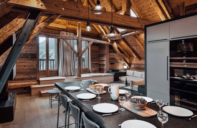 Modern duplex in Le Casset for 8 with fireplace and balcony