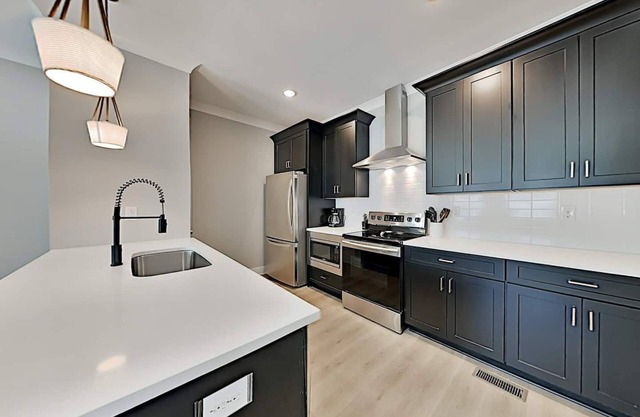 Modern East Townhome w/Parking - Mins to Downtown