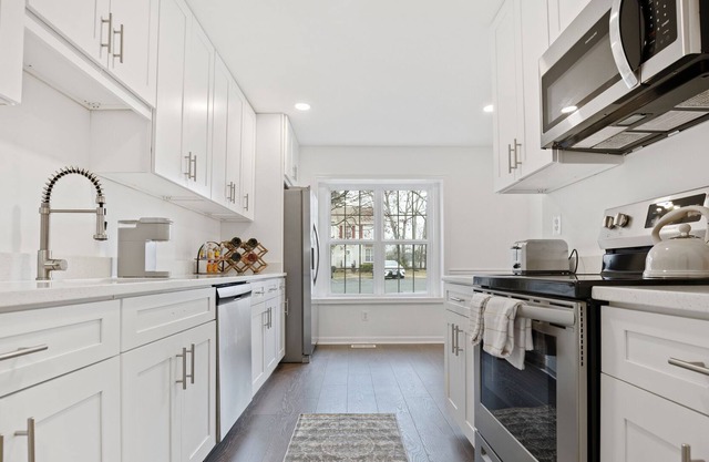 Modern, Elegant & Artsy 3bed 3 bath Townhome like New!