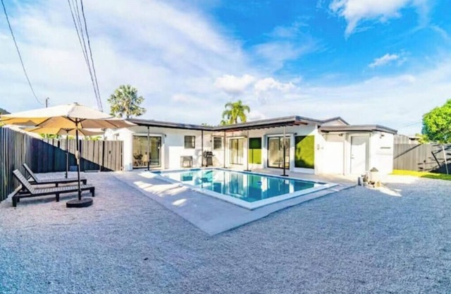 Modern & Elegant Home Private Heated Pool