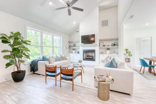 Modern Escape - Bella Vista Trails & Comfort