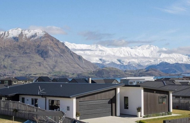 Modern Family Holiday home with sensational views peaceful paradise (sleeps 11)