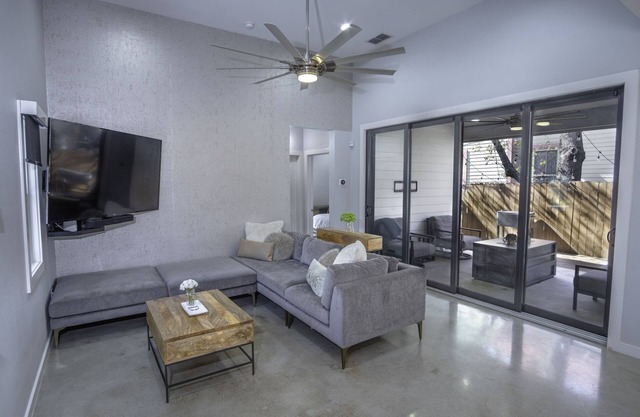 Modern Farmhouse- Downtown- Pool- Sleeps 12