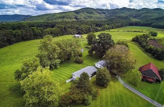 Modern Farmhouse Near Windrock