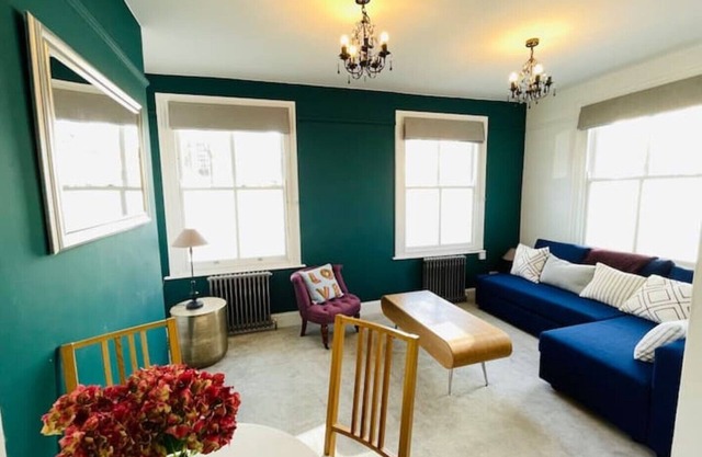 Modern Flat Nr Battersea Park & Chelsea (Sleeps 5)