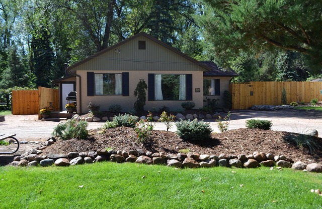 Modern, Fresh and Beautiful 2 Bedroom Cottage!