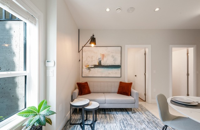 Modern Fully Furnished 2 Bedroom Home Near Renfrew Station