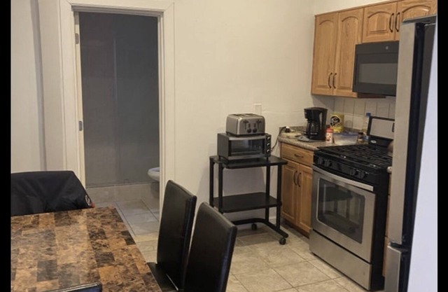 Modern Furnished Room Near Train/Bus