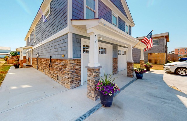 Modern ground-floor apartment with screened porch - walk to beach
