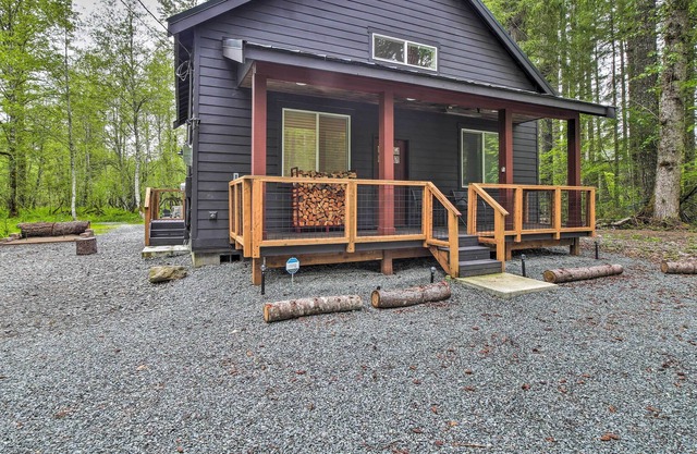 Modern Hideaway: Fire Pit, 5 Mi to Mt Rainier
