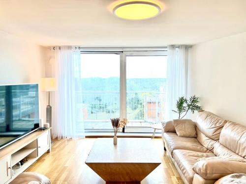 Modern High-Floor 2BR with Terrace & Thames View