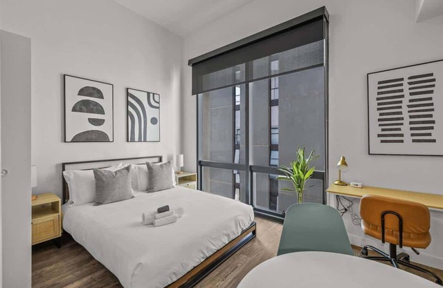 Modern Highrise STU w/Sky Pool, Parking, Gym 08