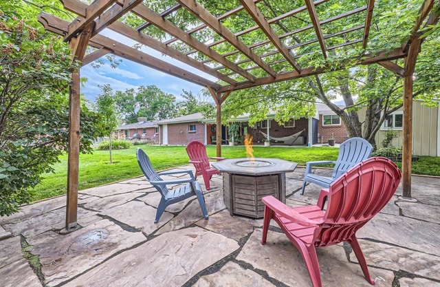 Modern home 4BR/2BAW/Arcade, Ping-Pong&Foosball. Close to Denver and Boulder.