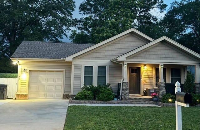 Modern home minutes from Dt & Main St. with Bikes
