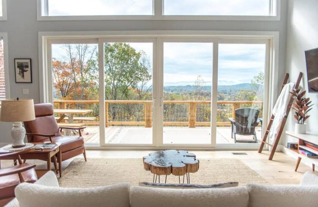Modern home - Mtn views - 4 miles to downtown AVL