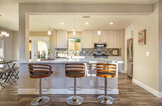 Modern Home SoCal Luxury Claremont/Upland 2BD/ 2BTH +Den, Oasis Backyard w/ BBQ
