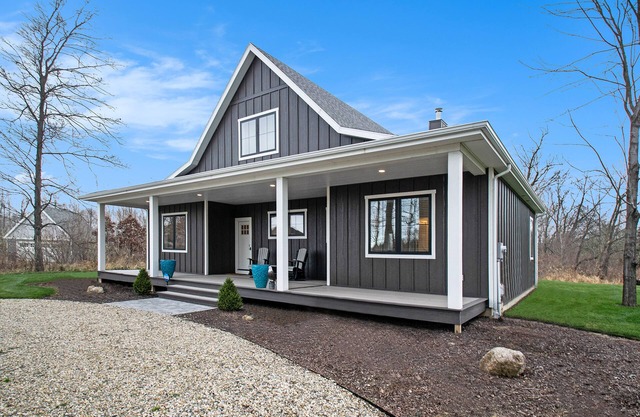 Modern home with large sun-room, firepit, grill, washer/dryer, & central AC