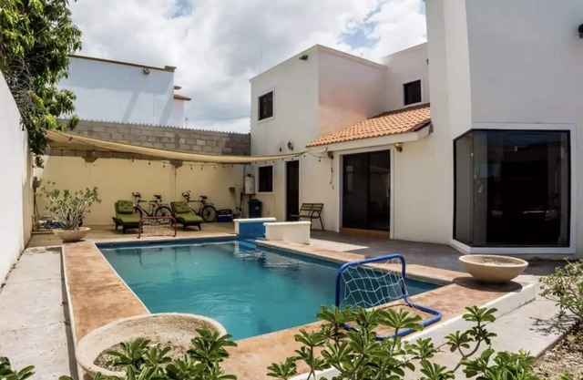 Modern house, downtown location, and private pool