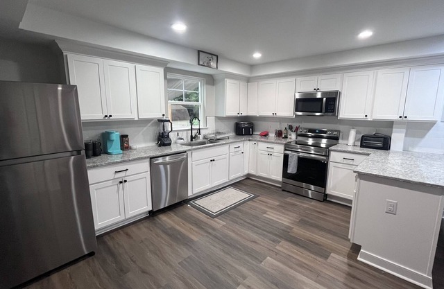 Modern House !! 10 min to Fredericksburg malls, UMW and 5 min to Old town
