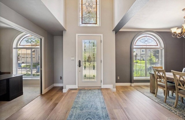Modern House. SLEEP LIKE ROYALTY, SPA-Like Bathrooms, Gourmet Kitchen, location.