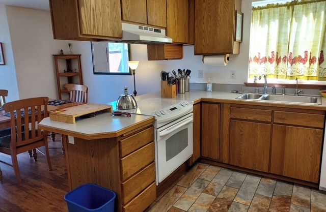 Modern, Immaculate Townhome Near Downtown