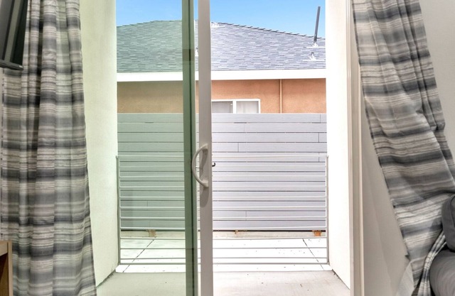 Modern LA home near Montebello City Park w/parking
