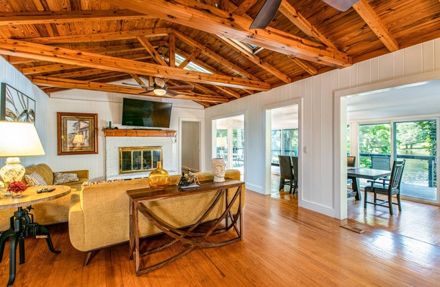 Modern lake-front home with dock, furnished deck, pool, tennis & fast WiFi