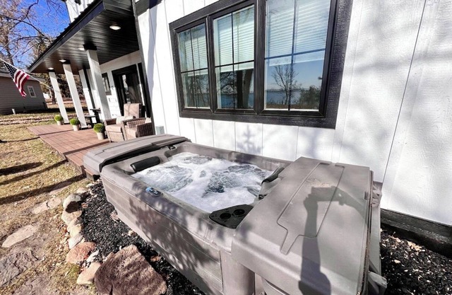 Modern Lakeside Cabin w/Hot Tub! Spotless!