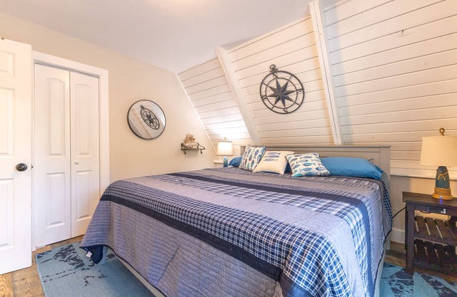 Modern Lakeside Chalet - Large Deck - Pontoon Rentals - BBQ Grill - Boat Slip