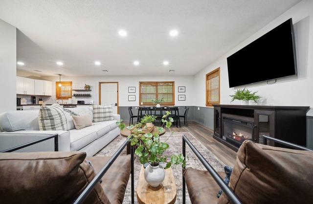 Modern Lakeside Cottage, Boat Slip, Gameroom w/pool table!