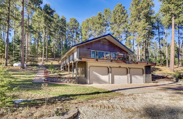 Modern Lead Cabin w/Private Hot Tub & Fireplace!