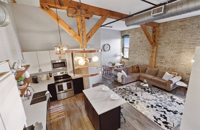 Modern Loft in Trendy North Loop Location