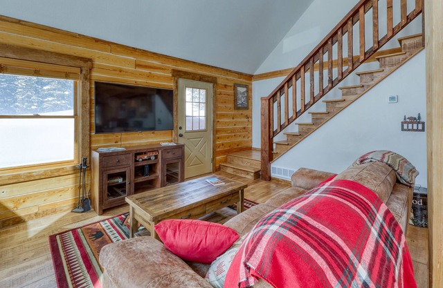 Modern, lofted cabin w/fireplace, balcony, grill & amazing mountain views