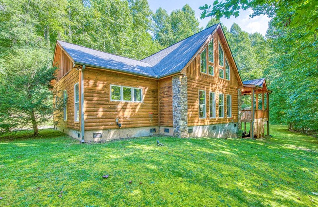 Modern log cabin with 10 acres of nature to explore + gas fireplace, private W/D