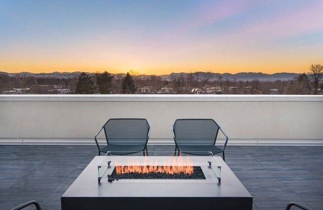 Modern & Lux Apt - Amazing Walkability in Denver!