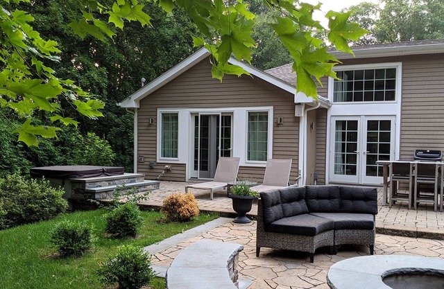 Modern Luxurious Country Retreat w/Sauna + Hot tub 1hr from NYC