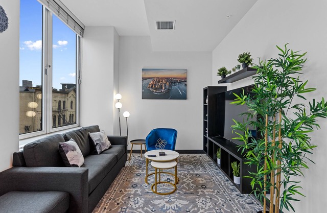 Modern Luxury 1BR w/view of Fiserv Forum