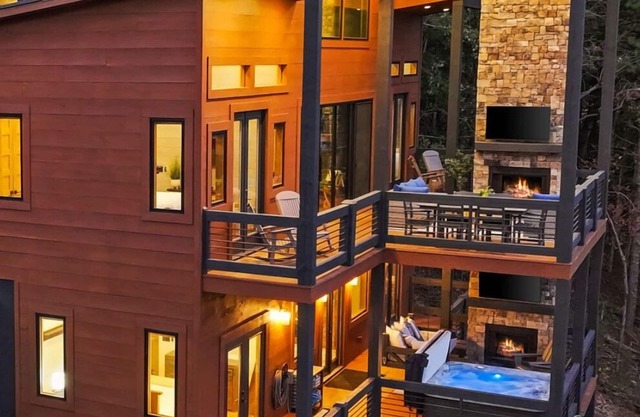 Modern Luxury 4 Bdrm Cabin Sacred Summit | Sunrise Views | 5 mins to Downtown Blue Ridge