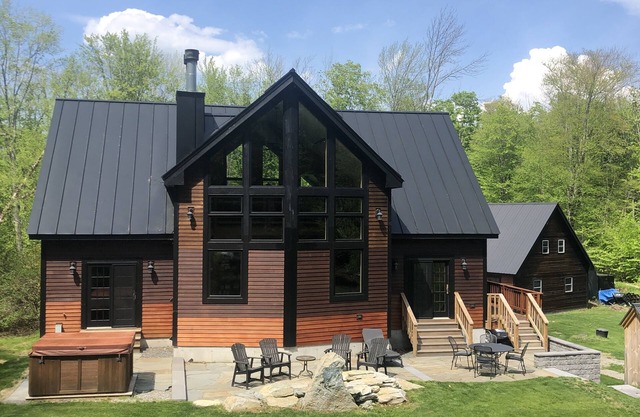 Modern Luxury at White Pine Lodge – 10 min from Stratton Mountain